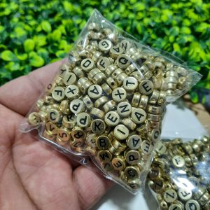 Letras acrílicas redondas doradas letras negras