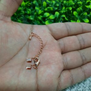 PRENSADOR PEQUEÑO PARA HILOS ROSADO CON ENCHAPE 18K