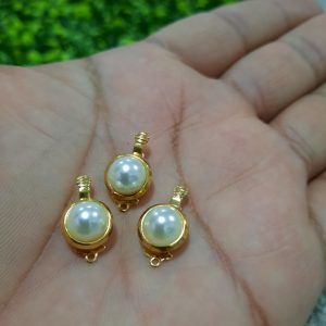 BROCHE DE PIEDRA ACRÍLICA  BLANCA EN ENCHAPE 18k