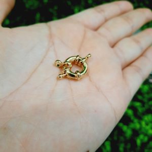 Broche marinero con enchape de 18k en oro