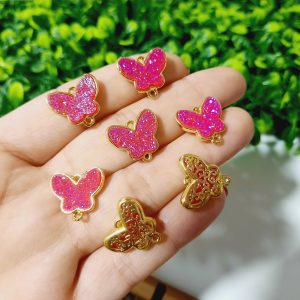 Dije de mariposa rosa en enchape de 18k