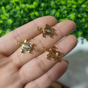 Dije de tortuga color gris con zircón con enchape de 18k