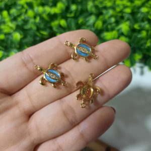 Dije de tortuga color azul celeste con enchape de 18k