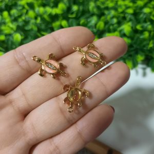Dije de tortuga color melón  con enchape de 18k