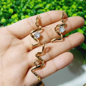 Dije de culebra con enchape de oro