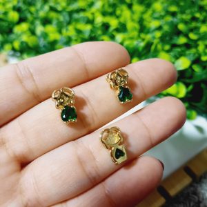 Dije de niña en zircón color verde en enchape de oro