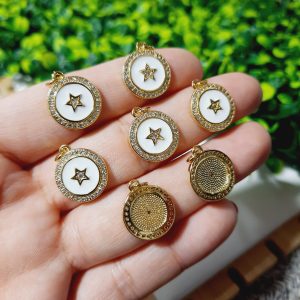 Dije de estrella con fondo blanco de zircón en enchape de oro