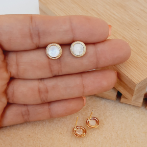 Patentes pequeñas redonda de piedra blanca chapado en oro 18k